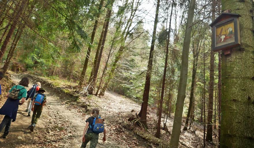 Blue trail from Jurk贸w to Mogielica - stations of the cross