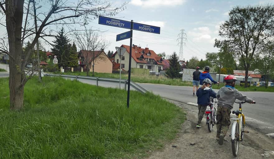 Descending from the Vistula River embankments onto Zagłoby Street