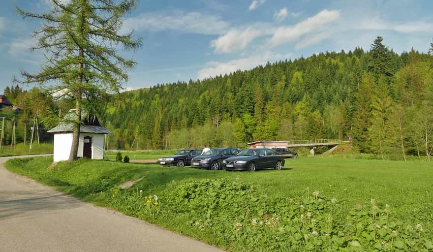 Rzeki. Parking przy niebieskim szlaku