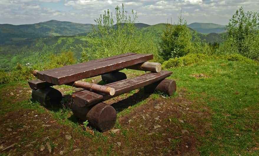 Polana Pod Jaworzynką - widok na Beskid Wyspowy i Mogielicę (szczyt po lewej stronie)