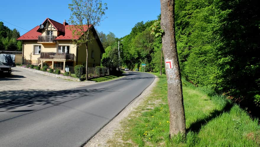 Rezerwat Dolina Szklarki - czerwony szlak, fragment wzdłuż ulicy