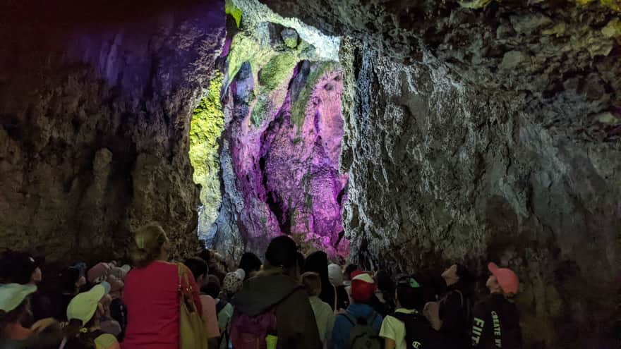 Jaskinia Nietoperzowa - kolorowe iluminacje