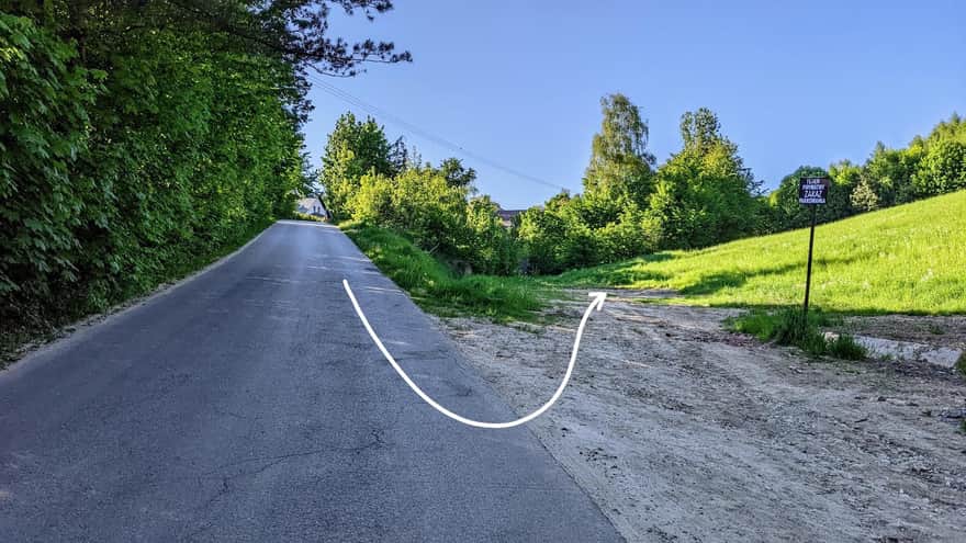 Rezerwat Dolina Szklarki - czerwony szlak, ostry i słabo oznakowany zakręt