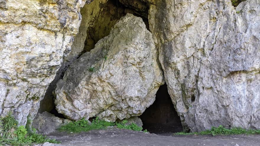 Wejście do jaskini Łabajowa i wnętrze jaskini