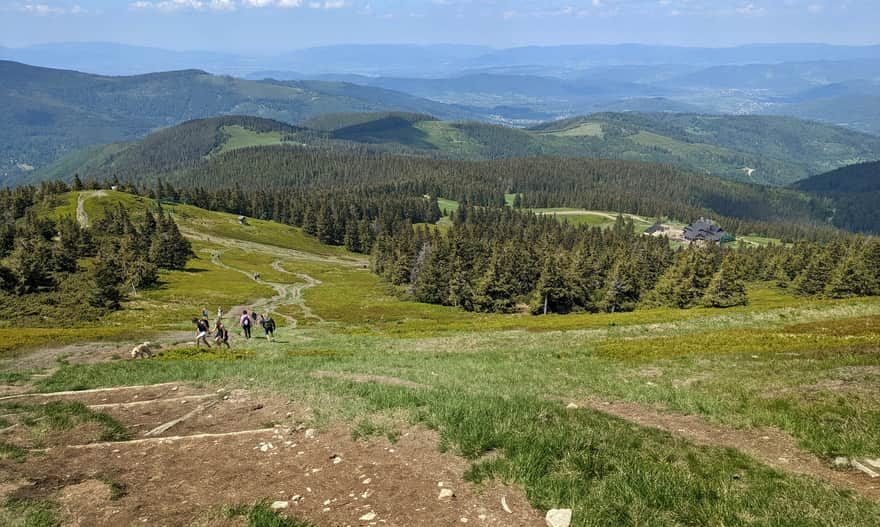 Hala Miziowa ze szlaku granicznego, po prawej Schronisko PTTK na Hali Miziowej