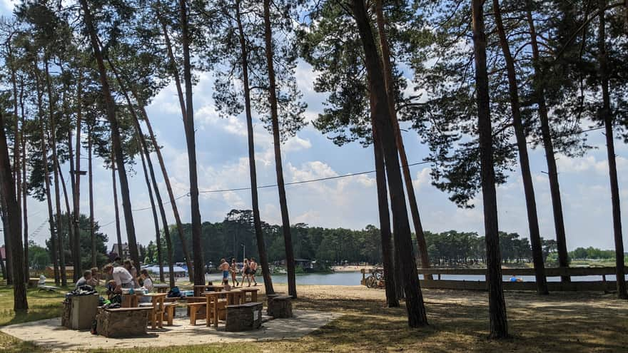 Zalew Kryspinów - zacienione miejsca piknikowe