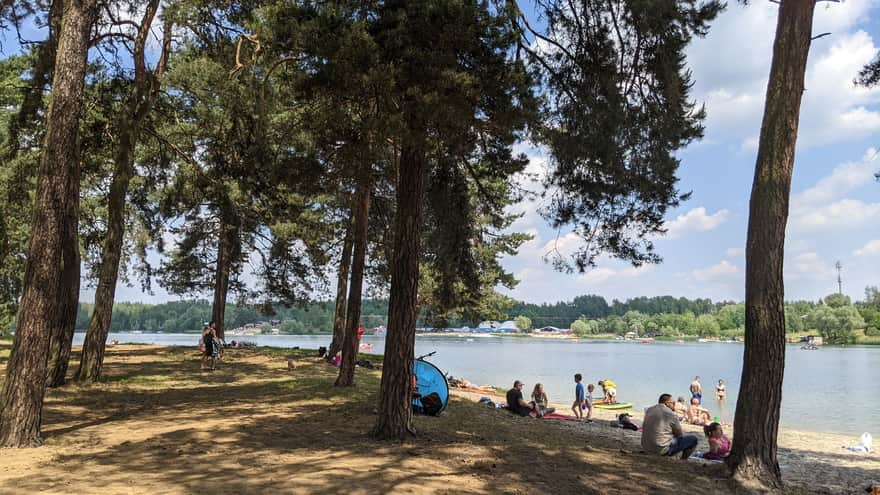 Zalew Kryspinów - zacienione miejsca przy jednej z plaż