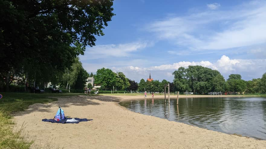 Kąpielisko i plażą nad jeziorem w Nowogardzie