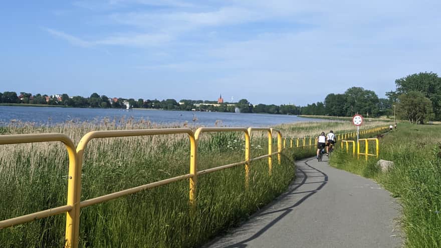 Ścieżka rowerowa wokół jeziora w Nowogardzie