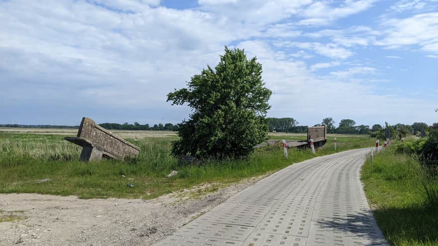 Trasa rowerowa Trzebiatów - Mrzeżyno: stary most na Redze