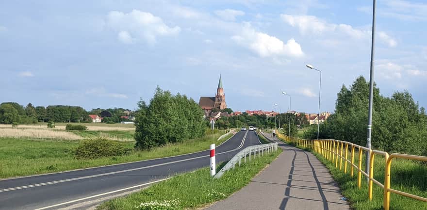 Trasa rowerowa Trzebiatów - Mrzeżyno: widok z trasy w okolicach Trzebiatowa