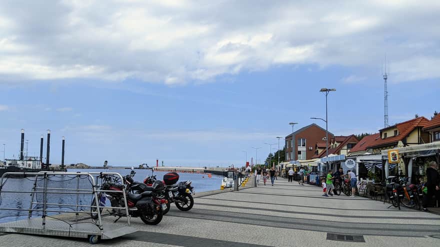 Promenada w Mrzeżynie przy ujściu Regi