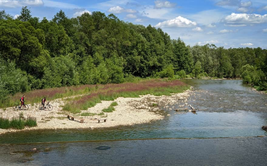 On the trail around the Tatras, stony beach on Czarny Dunajec