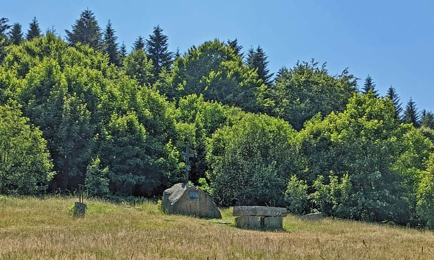 Sucha Polana - pamiątkowe głazy i ołtarz polowy