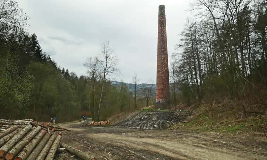 Czarny szlak z Bielsko-Białej, komin przy ruinach szpitala Stalownik