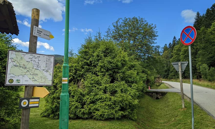 Muczne, początek żółtego szlaku na Bukowe Berdo