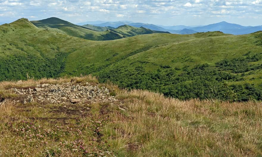 Widok ze szczytu Bukowego Berda: Kopa Bukowska, Halicz i Krzemień (daleko w tle być może Pikuj?)