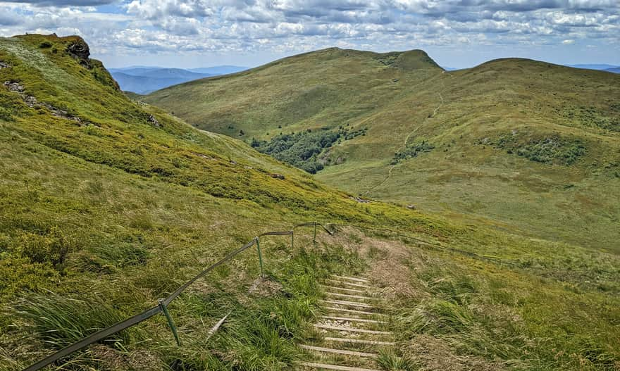 Tarnica from Krzemień. Can you see the "saddle"?