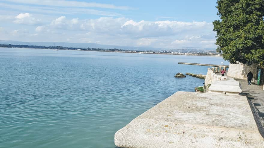 Promenade along the walls by the Fountain of Arethusa