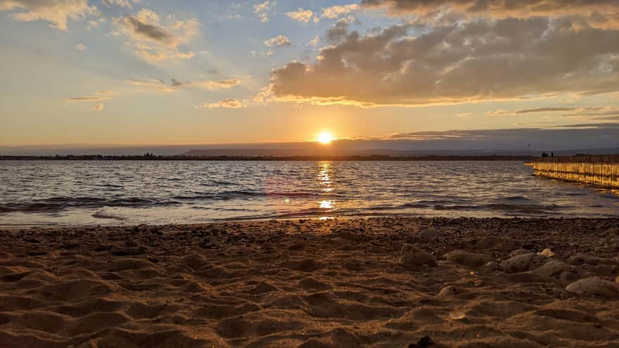 Small sandy beach near the Fountain of Arethusa park