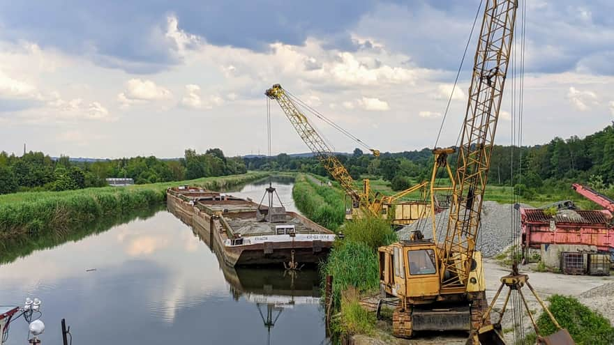 Barka transportująca żwir