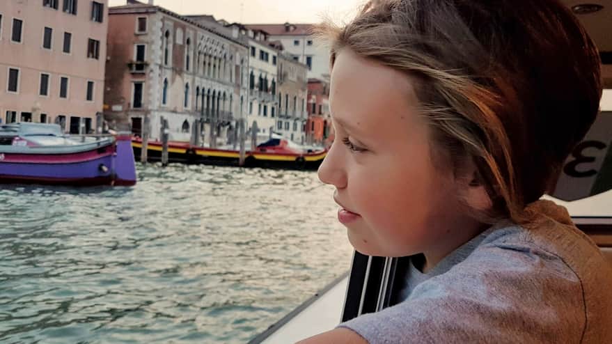 Wpływanie motorówką do Wenecji przez główny kanał - Canal Grande.