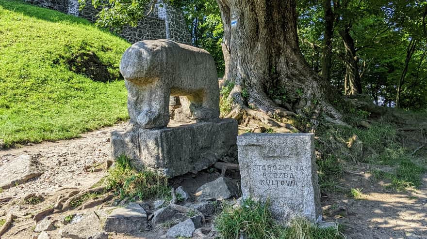 Posąg kamienny "niedźwiadek" na szczycie Ślęży