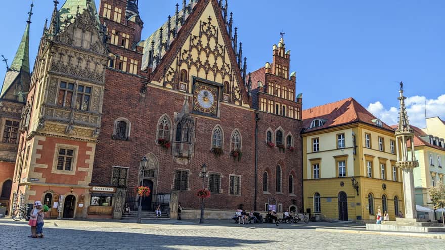Ratusz we Wrocławiu i najstarszy w Polsce dzwon zegarowy.