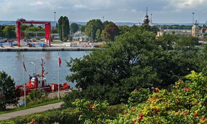 Westerplatte - widok na zachód: port i latarnia morska