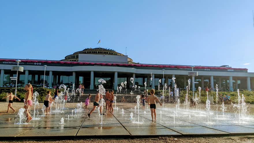 Mniejsza fontanna przy fontannie multimedialnej we Wrocławiu - to wspaniała zabawa dla dzieci w upalne dni dni