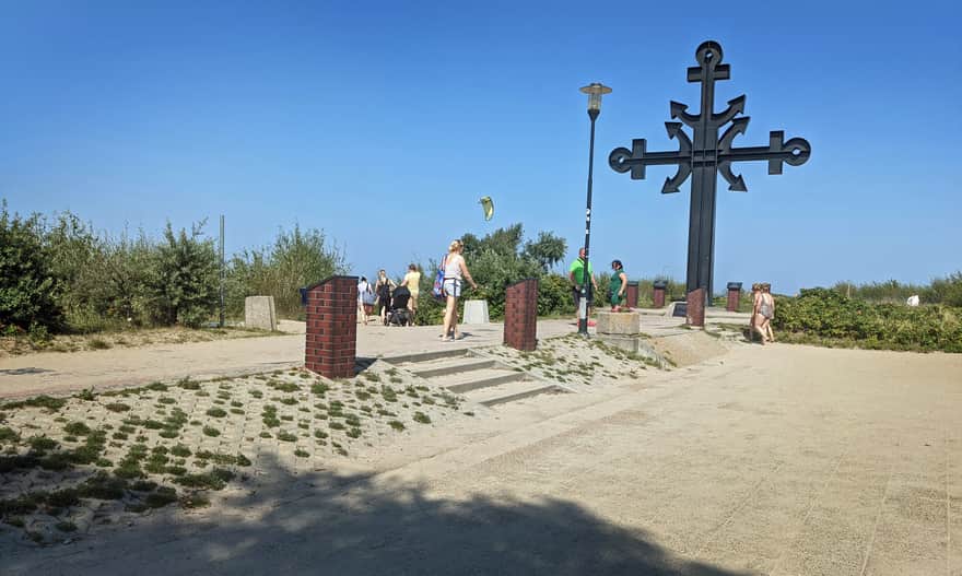 Rewa, krzyż dla ofiar morza na cyplu w Rewie