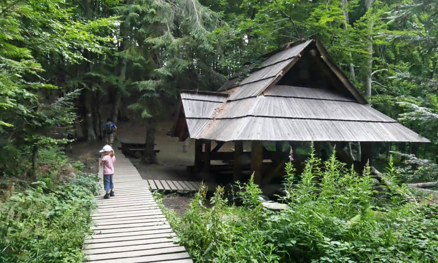 Shelter on the yellow trail to Smerek