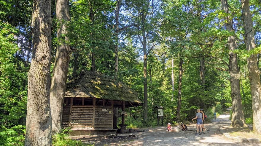 Shelter on the yellow trail to Ślęża