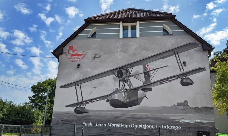 Puck, mural z hydroplanem przy ul. 10 lutego, obok Urzędu Gminy