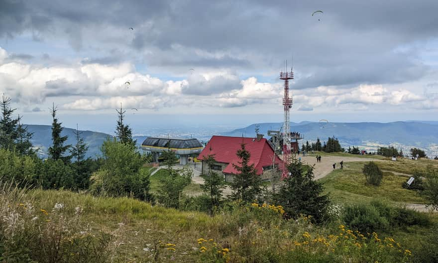 Skrzyczne - górna stacja kolejki linowej, taras widokowy i paralotniarze