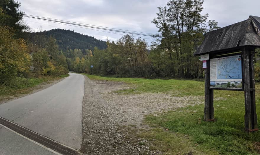 Green trail to Luban from Ochotnica Dolna - parking at the start of the trail