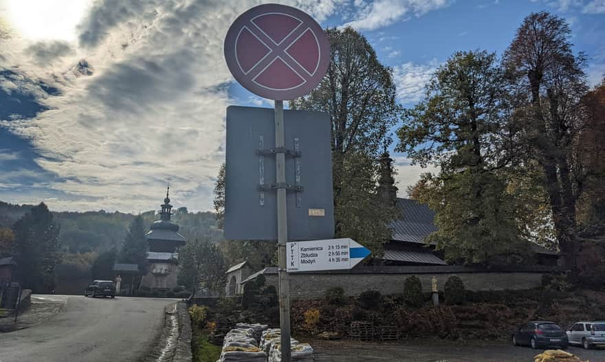 Niebieski szlak z Ochotnicy Dolnej, parking koło kościoła