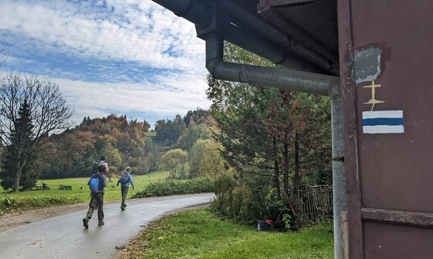 Początek niebieskiego szlaku z Ochotnicy Dolnej na Lubań