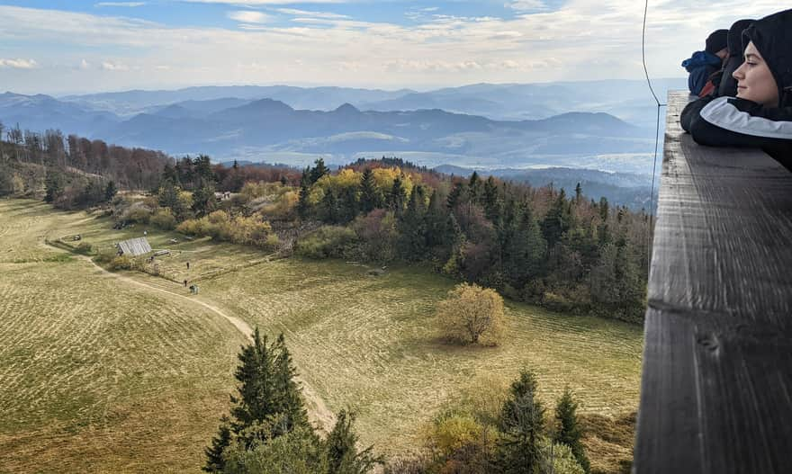 Widok na polanę z bazą namiotową SKPG "po sezonie" z wieży na Lubaniu, w tle Pieniny i Beskid Sądecki