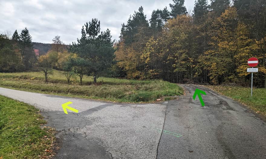 Żółty i zielony szlak z Wiśniowej na Ciecień - rozejście szlaków