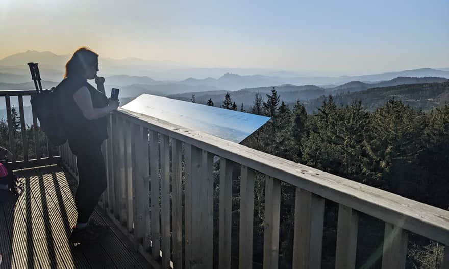 Wieża widokowa na Radziejowej. Widok na południowy-zachód: Tatry Wysokie i Pieniny, a po prawej Lubań (czyli już Gorce)