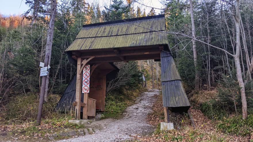 Entrance to the red trail and the park area at Droga pod Reglami