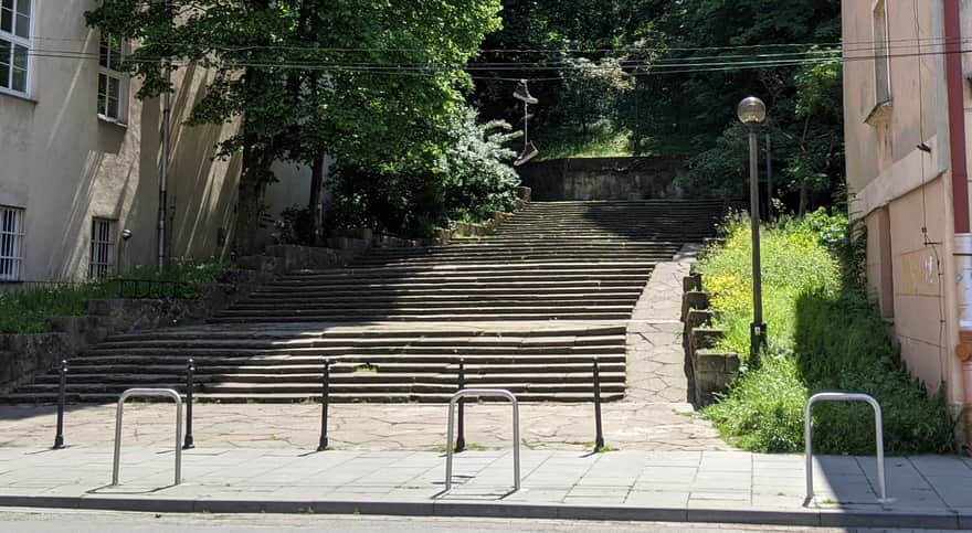 Stairs at the park entrance from Niepodleg艂o艣ci Square.