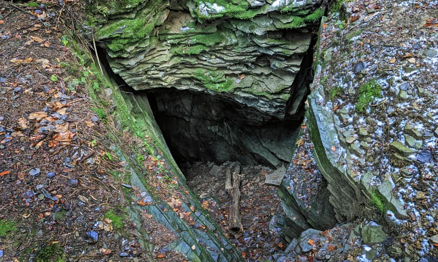 Entrance to Zimna Dziura Cave along the black trail to Szczebel from Lubien