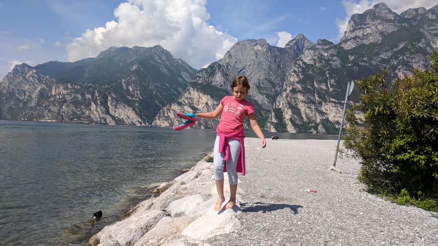 Miasteczko Torbole - odpoczynek na kamienistej plaży