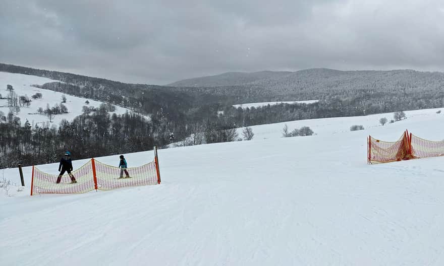 Kiczera Ski - początek trasy narciarskiej przy górnej stacji kolejki