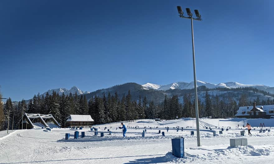 Stadion biathlonowy w Kościelisku - trasy na narty biegowe. Po lewej. "pod Giewontem" wiadukt narciarski nad drogą samochodową.