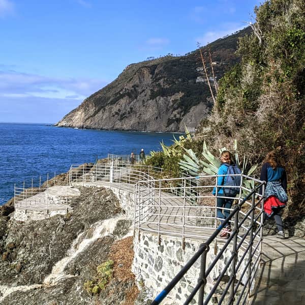 Via del Mare murowana ścieżka brzegiem klifów przy Cinque Terre