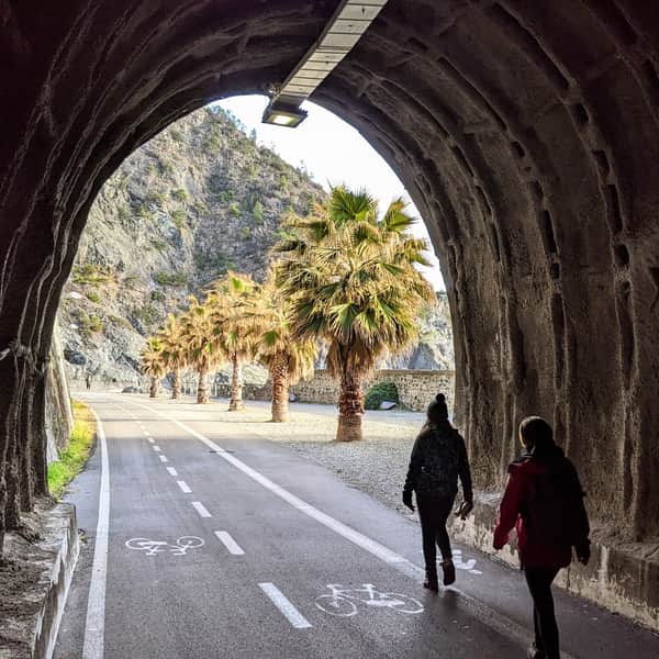 Aż 6 kilometrów szlaku dawnymi tunelami kolejowymi wzdłuż wybrzeża Ligurii. Łatwa trasa dla każdego! 