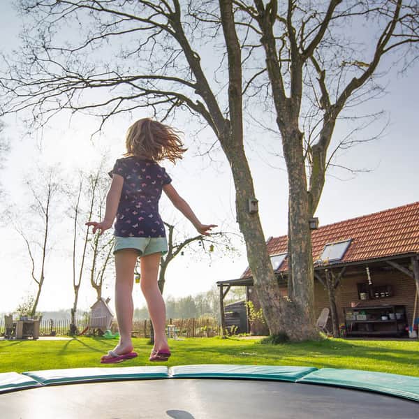 Jaką trampolinę wybrać dla małego dziecka?